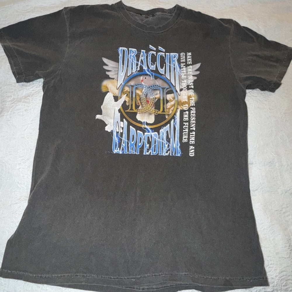 Vintage Style "Dráccir‎ Carpe Diem" Graphic T-Shirt Washed Black Fits XL